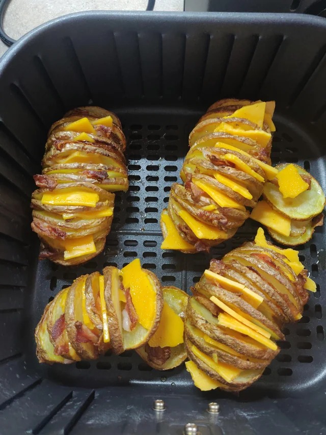 Les pommes de terre Hasselback cuites dans la friteuse à air sont