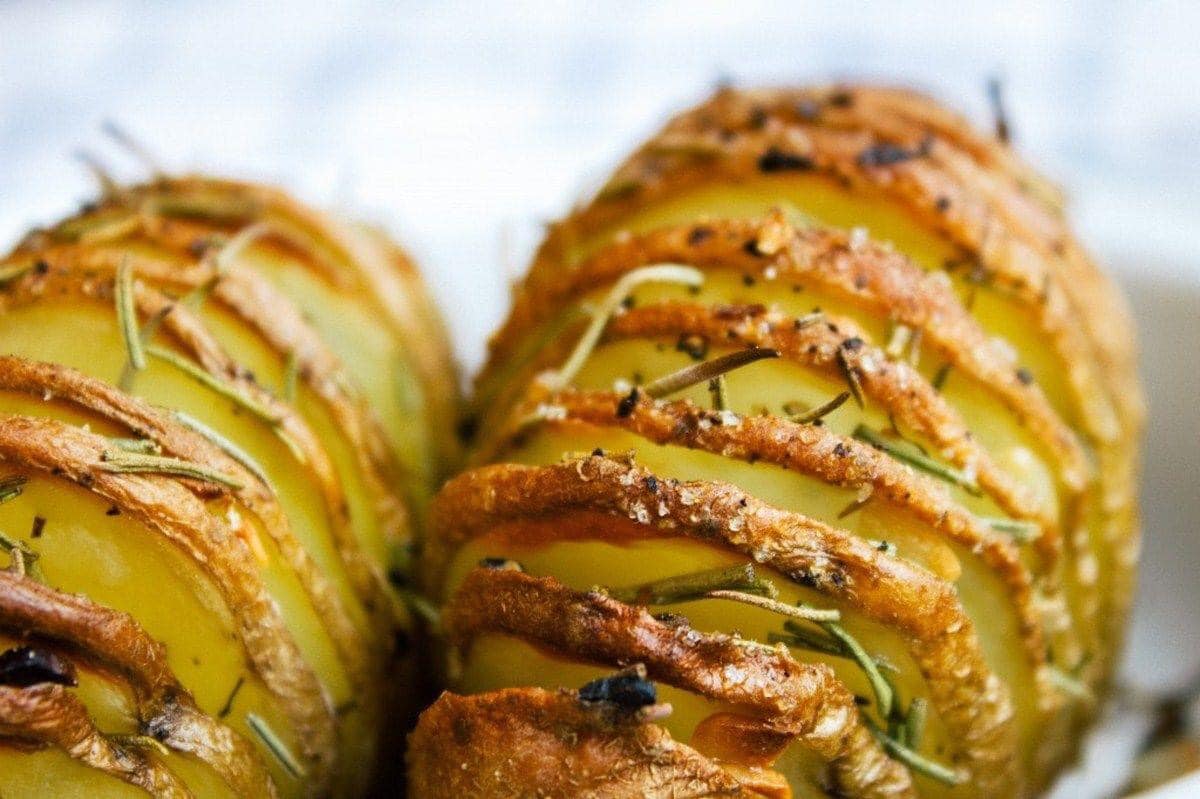 recette pour préparer des pommes de terre Hasselback croustillantes